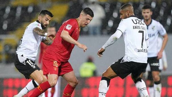 Nhận định Vitoria Guimaraes vs Gil Vicente 1h45 ngày 3/12 (VĐQG Bồ Đào Nha 2024/25). Hãy đến KUBET cá cược bóng đá.